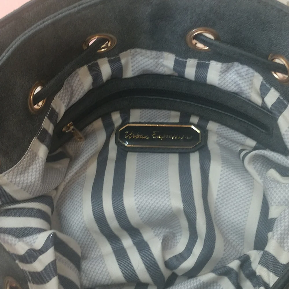 Urban Expressions vegan shoulder bag. Size 12x13
